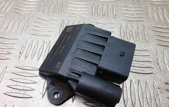 Mercedes-Benz S W221 Glow plug pre-heat relay A6429002800