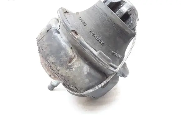 Volvo XC90 Engine mount bracket 8683936