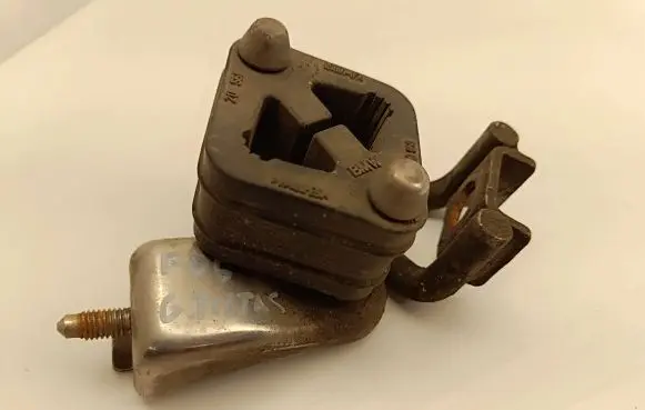 BMW 6 F06 Gran coupe Muffler mount bracket/holder 7589950