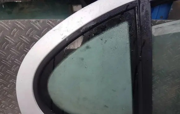 Rear vent window glass
