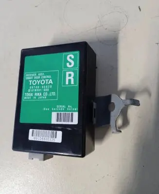 Toyota Avensis T270 Door control unit/module 8974005020