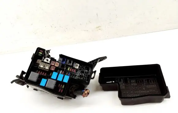 Toyota RAV 4 (XA40) Fuse box set 8266242330 75883W