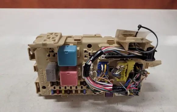 Toyota Corolla Verso AR10 Fuse module 5271990676 892210F020
