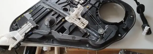 Rear door manual window regulator
