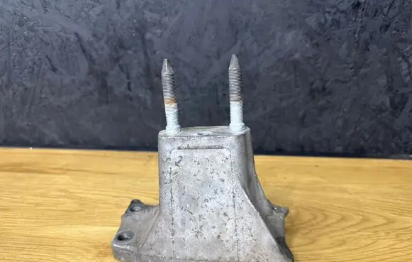 Honda Civic Engine mounting bracket
