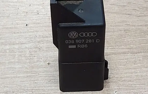 Volkswagen PASSAT B6 Glow plug pre-heat relay 038907281D 0281003038