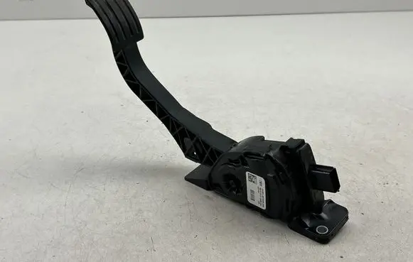 Accelerator throttle pedal
