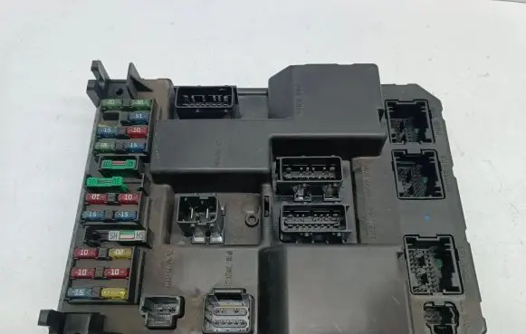 Peugeot 307 Fuse module 9651197680 9651196980