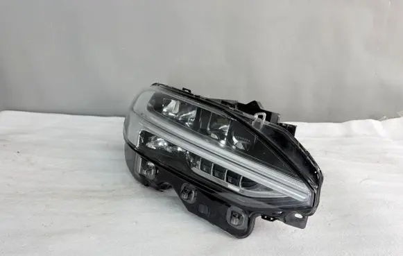 Volvo S90, V90 Headlight/headlamp 32228317