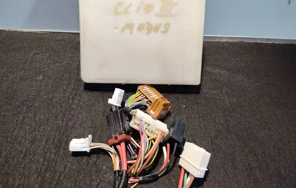 Renault Modus Fuse box set 1064 233293C 4E24
