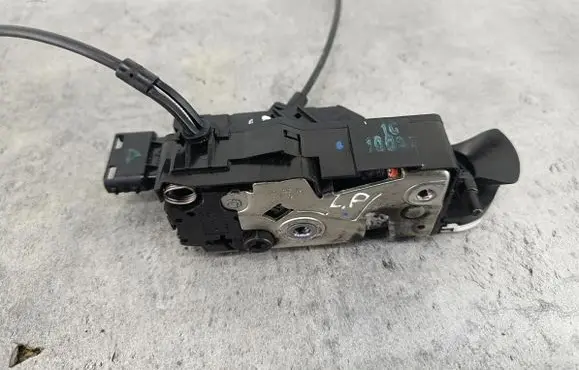 Peugeot 207 Front door lock 2408781624091816