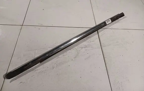 Chrysler 300 - 300C Front door glass trim molding 