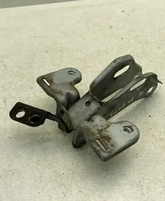 Engine mounting bracket