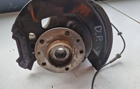 Front wheel hub