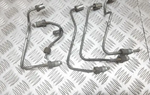 Toyota Avensis Verso Fuel injector supply line/pipe 