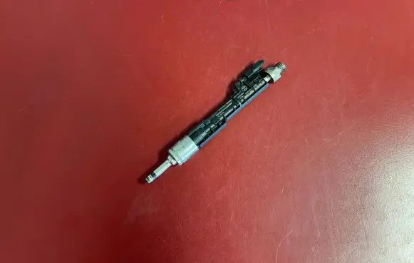 BMW X3 F25 Fuel injector 7597870 13647597870