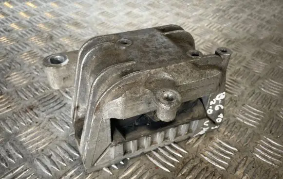Volkswagen PASSAT B6 Engine mount bracket 1K0199262B