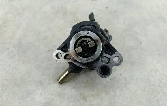 Toyota Avensis T250 Vacuum pump 