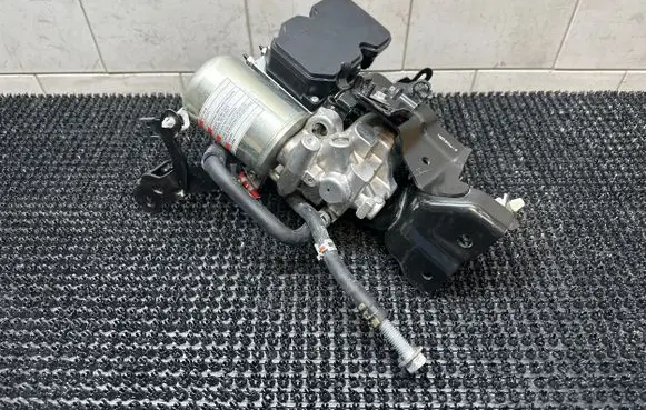 Toyota Prius (XW50) ABS Pump 11304041030