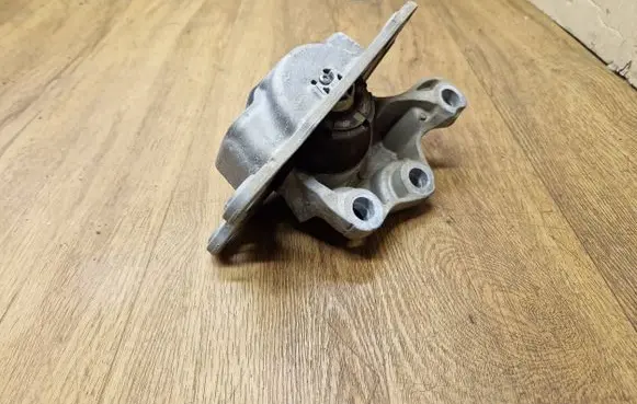 Volvo XC90 Engine mount bracket 32255204