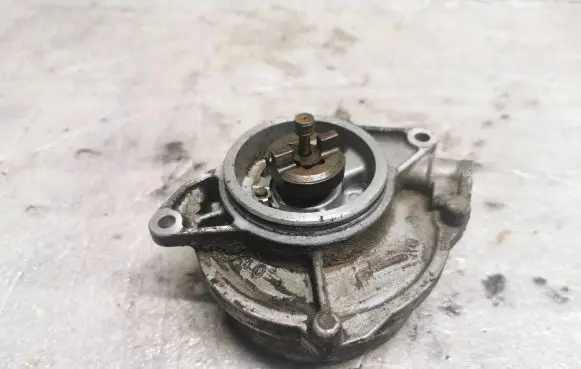 Volkswagen Touareg I Vacuum pump 057145100AC 07T0232116 700906080