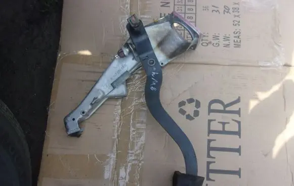 Mercedes-Benz S W116 Brake pedal bracket assembly 1072940801