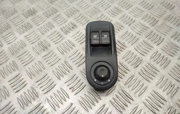 Opel Vivaro Electric window control switch 8200011867