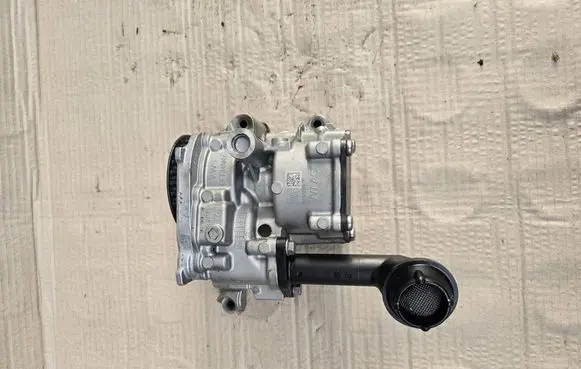 Volkswagen PASSAT B8 Oil pump 04L145208K