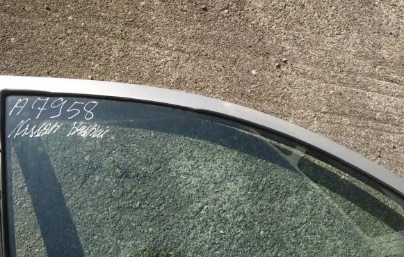 Nissan Qashqai Front door window glass four-door