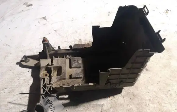 Skoda Octavia Mk2 (1Z) Battery box tray 1k0915333
