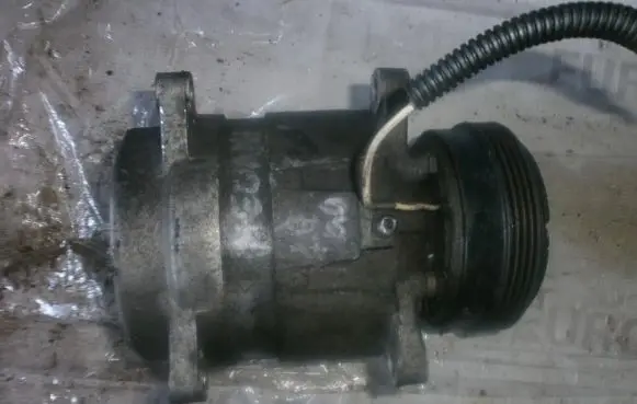Renault Megane I Air conditioning (A/C) compressor (pump) 7700273320