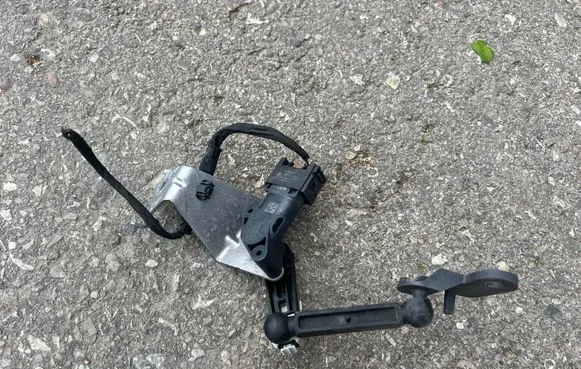 BMW i4 Rear air suspension level height sensor 6895466 6895650