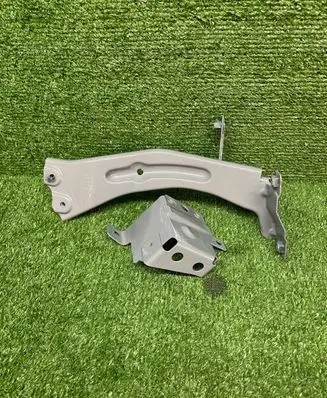 Audi TT TTS RS Mk3 8S Fender mounting bracket 8S0821132