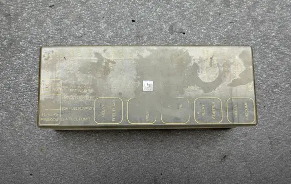 Isuzu Trooper Fuse box cover 