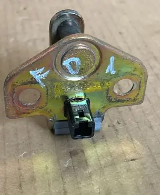 Ford Mondeo Mk III Front door lock loop/hook striker 2M51F21982AA