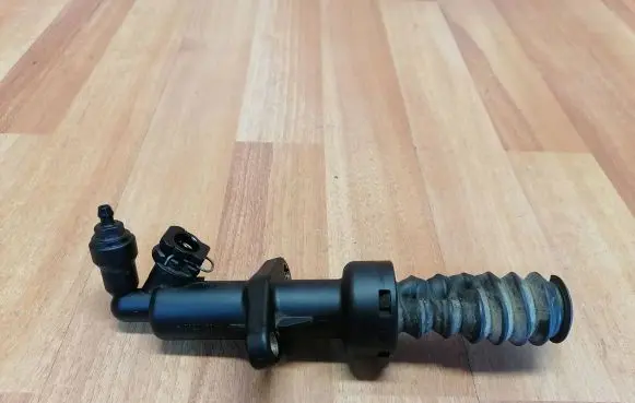 Clutch slave cylinder
