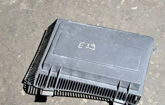 BMW 5 E39 Air filter box cover 8379627