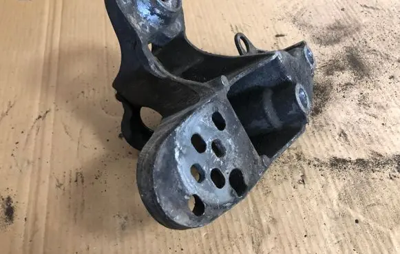Audi A4 S4 B7 8E 8H Engine mounting bracket 8E0199351