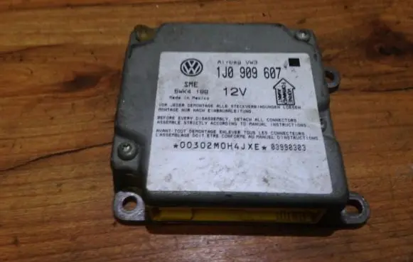 Volkswagen PASSAT B5 Airbag control unit/module 1j0909607 5wk4199