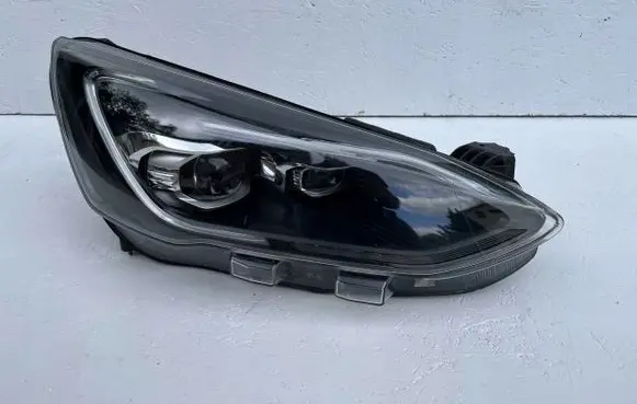 Ford Focus Headlight/headlamp 13E016