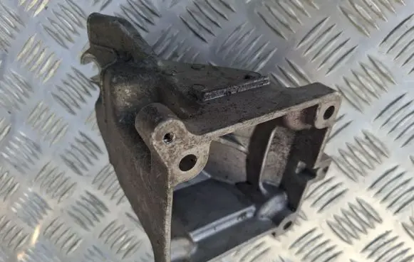 Mercedes-Benz SL R231 Engine mount bracket 2762230404 A2762230404