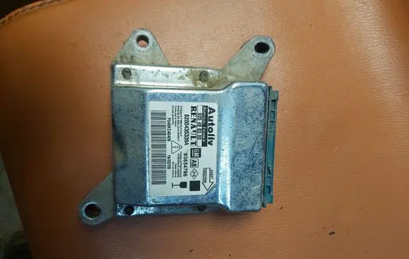 Renault Trafic II (X83) Airbag control unit/module 8200435339A