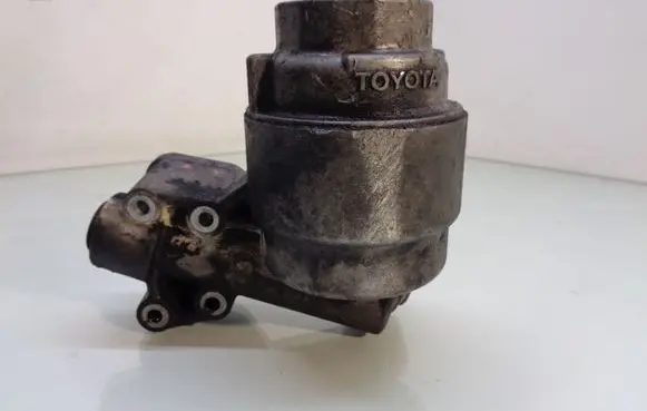 Oil filter mounting bracket