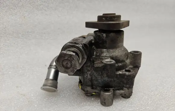 Volkswagen Touareg I Power steering pump 7L8422154ES