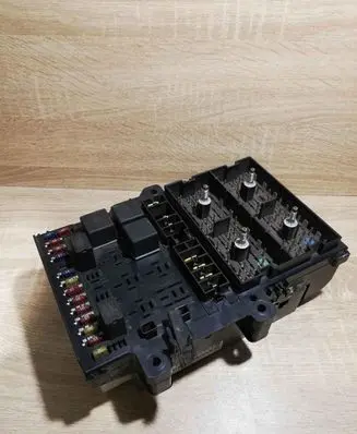 Chrysler Voyager Fuse module 04686502AE P04686502AE