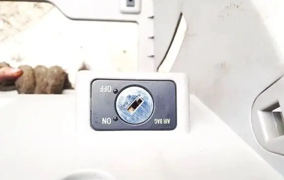 Passenger airbag on/off switch