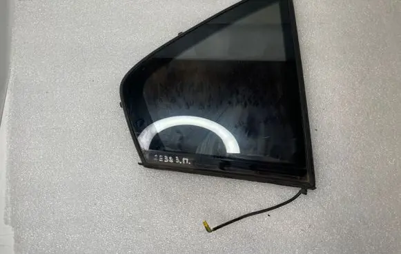 BMW 7 E38 Rear vent window glass 8168122 8125190