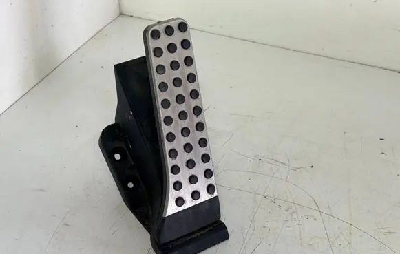 Mercedes-Benz C W204 Accelerator throttle pedal A2043000204 0940 310512