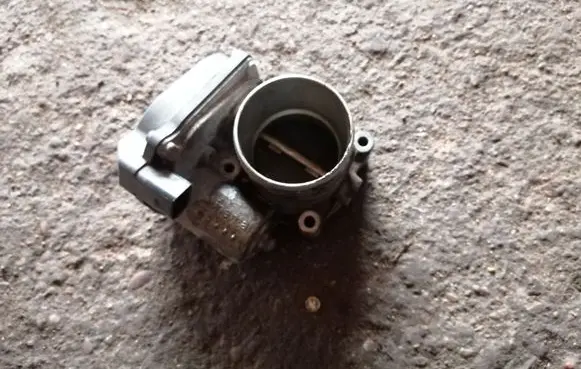 Volkswagen PASSAT B7 Throttle valve 03C133062S