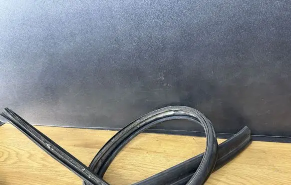 Volvo XC90 Rear door rubber seal (on body)